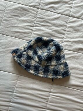 Women’s Sherpae Bucket Hat in Navy & Cream *free if bundle with any item*